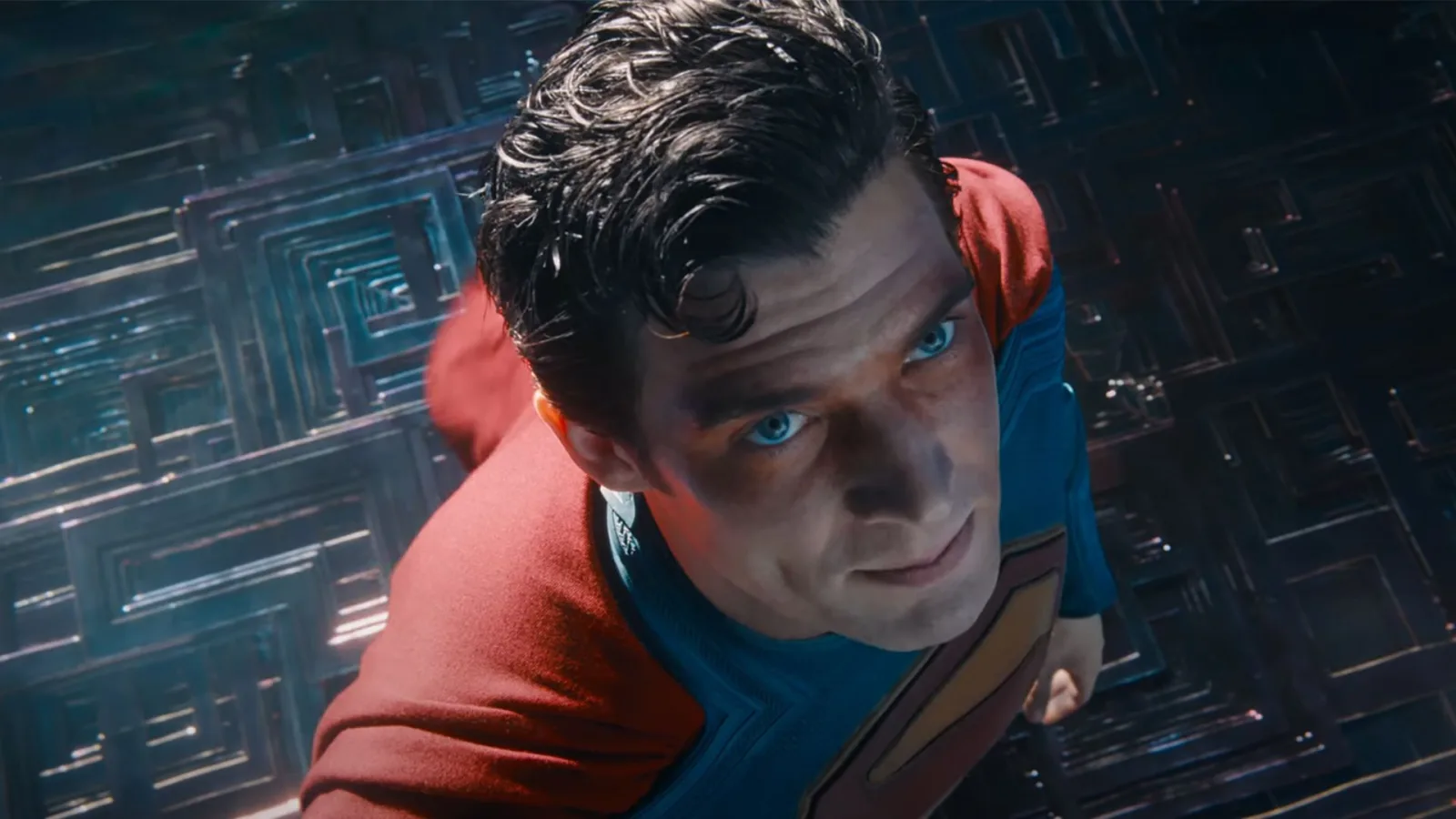 Man of Tomorrow Superman kostümü yenilendi ve dövüşe hazır hale geldi